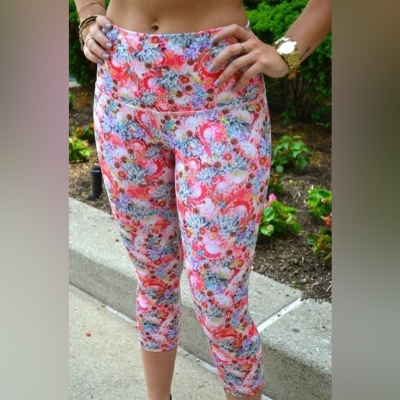Lululemon Wunder Under Crop Legging in Flowabunga - Picture 1 of 6